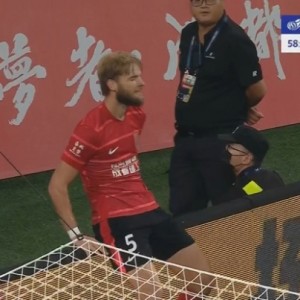 开云app-再度拉开比分！莱切特后点头球破门，蓉城4-1领先海港